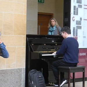 久久久久青草线焦综合
